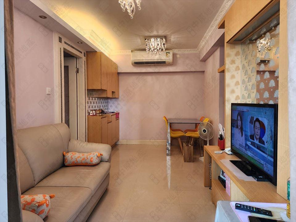 長方形開則大廳,地板和牆身都簇新企理。(代理提供)