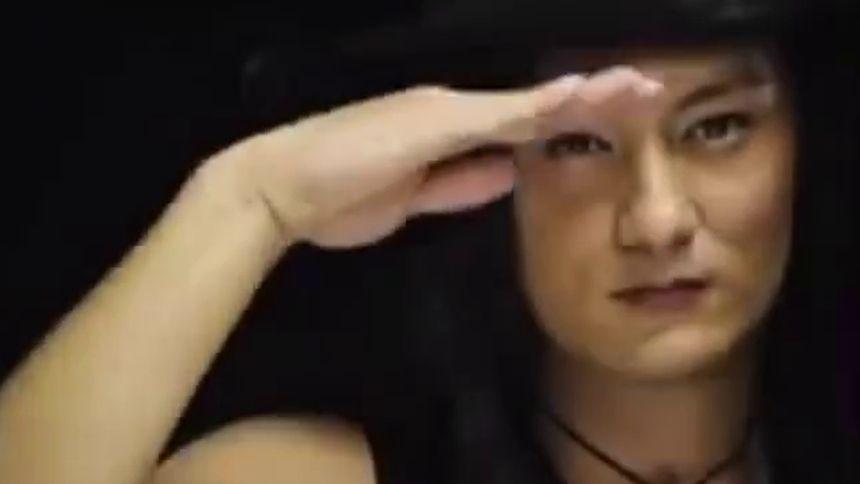 余文樂反串拍攝的《別問我是誰》MV。