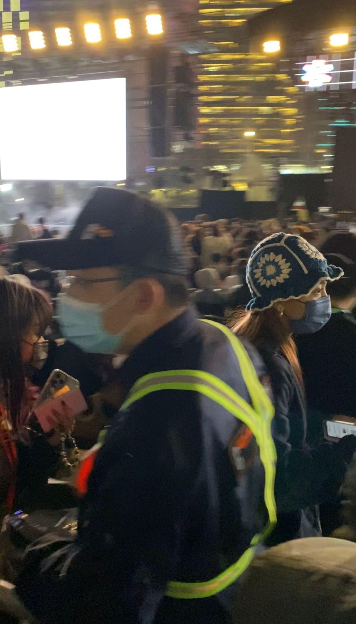 Marf與Day(左)一同進場。