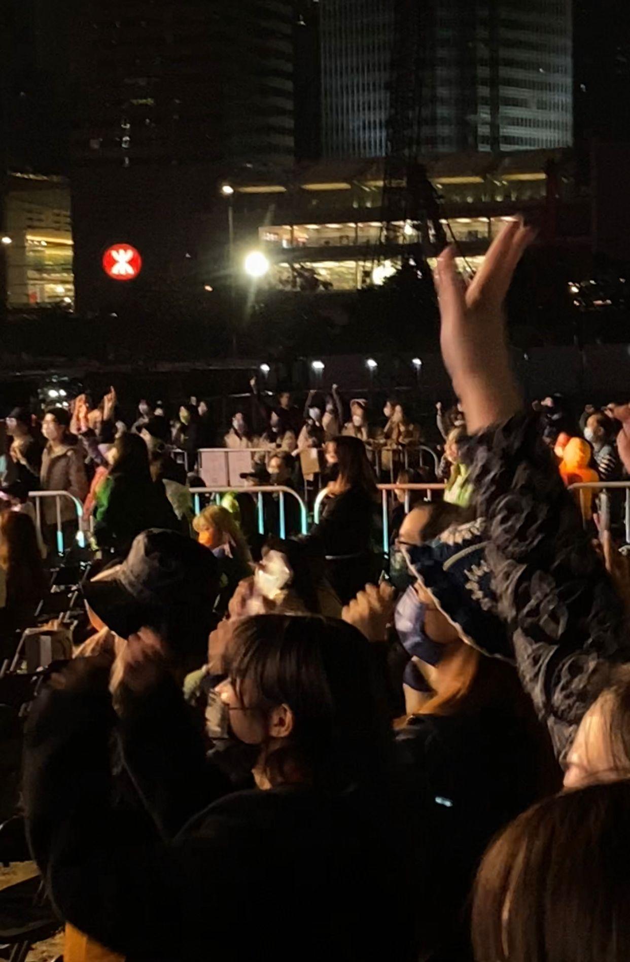 COLLAR成員Marf、Day睇得相當投入。