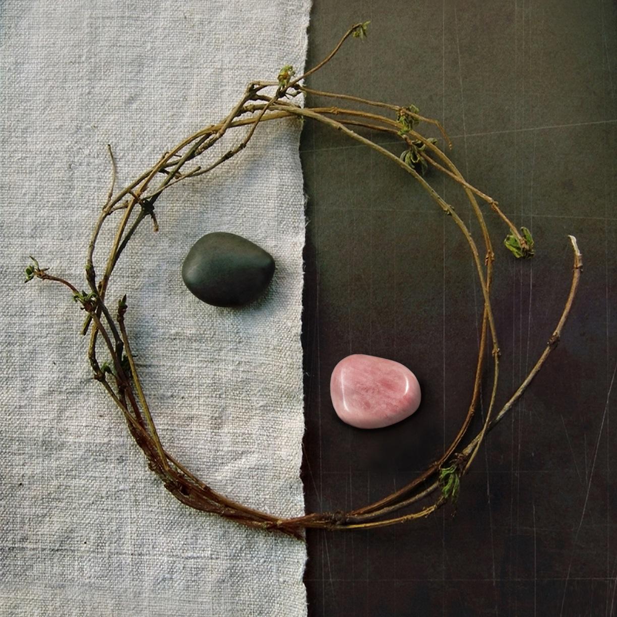 玄武石及櫻花石含天然微量元素,陰陽並濟,內調外養。