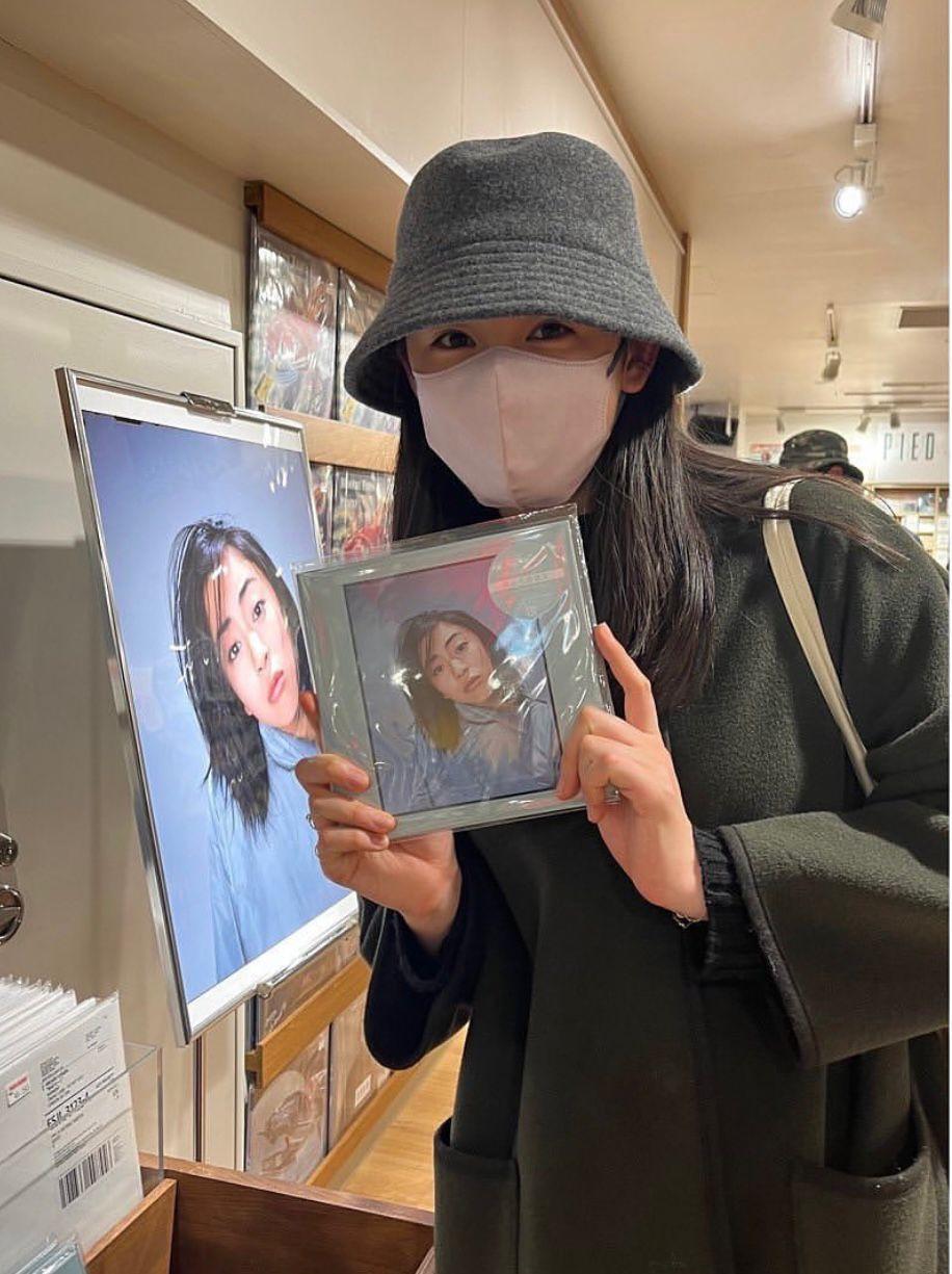 八木莉可子前往涉谷TOWER RECORDS,搶購宇多田光限量黑膠。