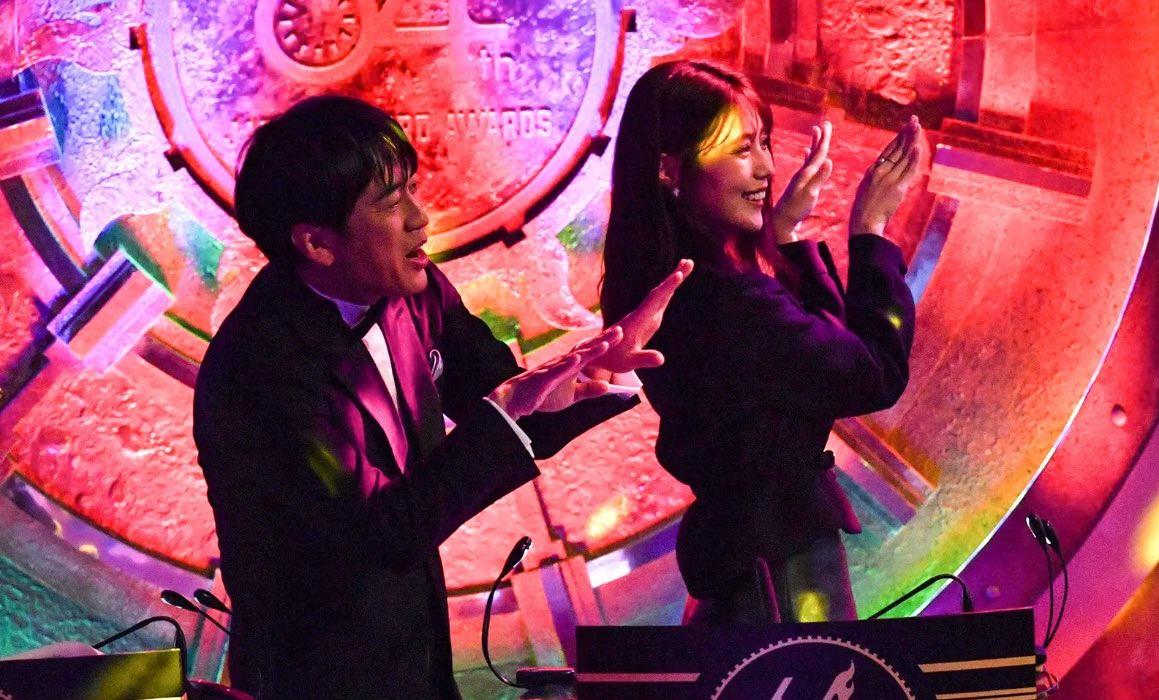 有村架純在台邊投入起舞。