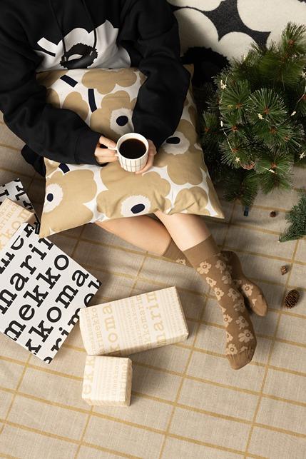 Set for Couples $1,099 (原價$1,420) Free Combo with selected cushions x 2 + socks x 2