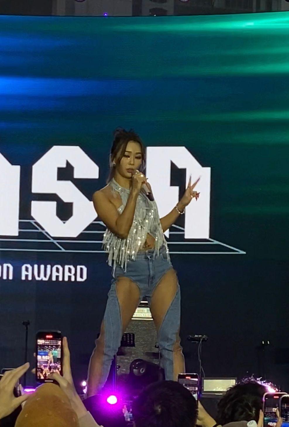 孝琳性感登場,大曬巨肺唱功。