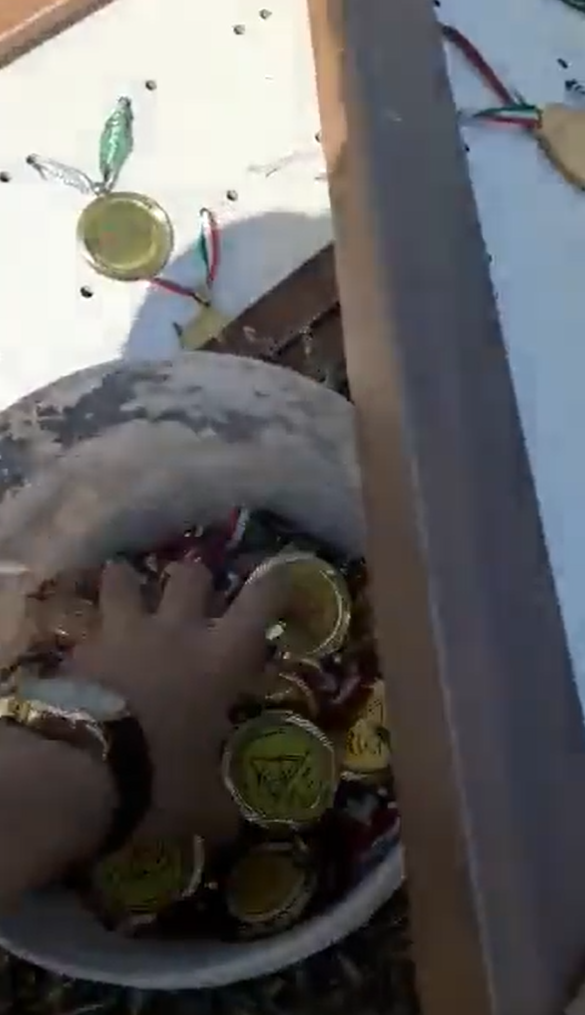 大量獎牌被棄如垃圾。(互聯網)