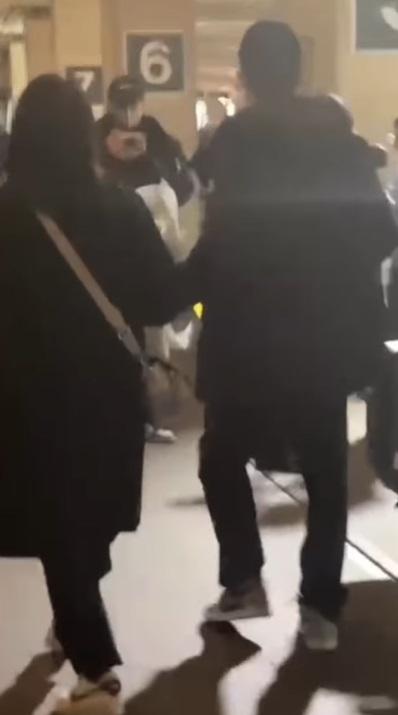 AK拍下Lokman與工作人員的情況。(網上片段)