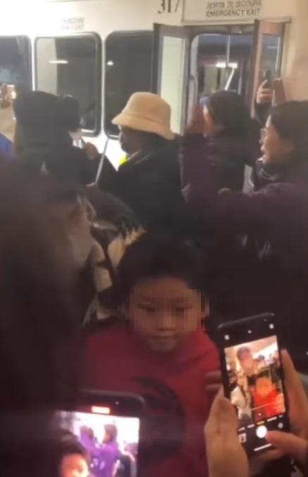 又有小朋友成功與Lokman合照。(網上片段)