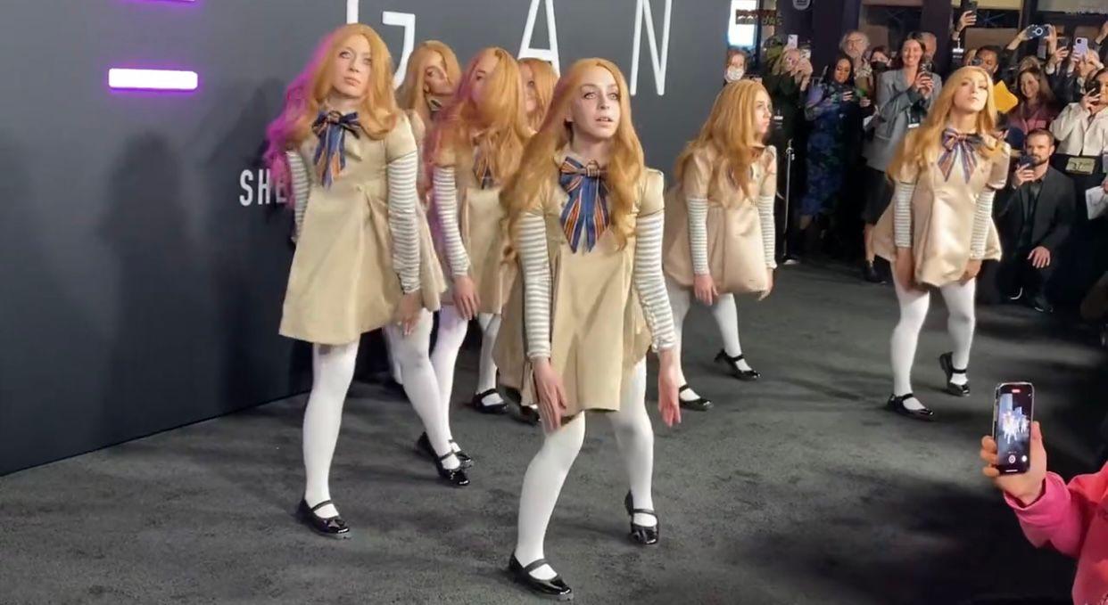 八個M3GAN大跳詭異舞娛賓。