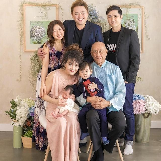 施明常常出席家庭聚會。