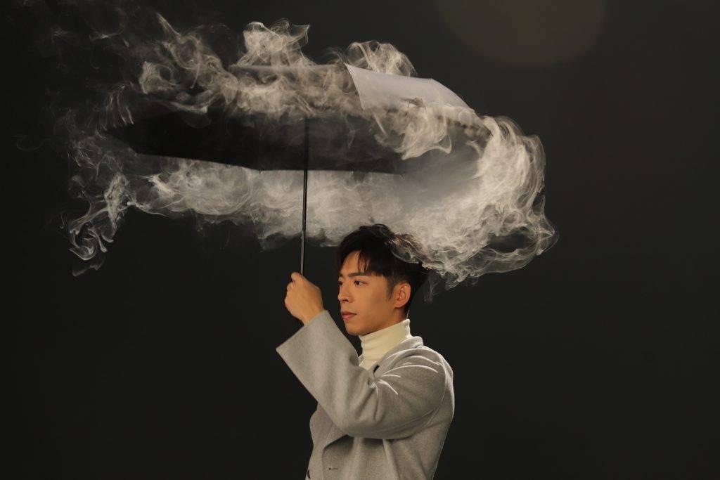 Edan早前宣傳MO的摺傘。