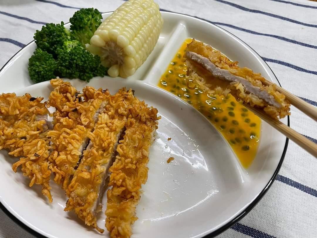 網民相當有心機炸好豬扒後享用。(爆廢公社)