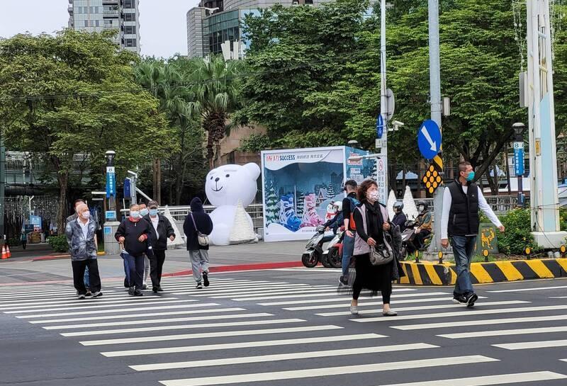 台灣今起解除戶外口罩令,但大部分民眾繼續保持在戶外戴口罩。(互聯網)