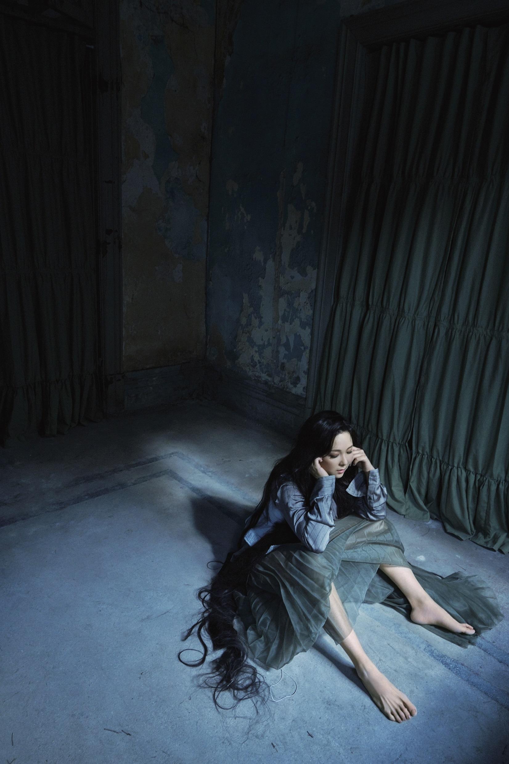 Janice罕有地以性感形象拍攝新專輯封面。