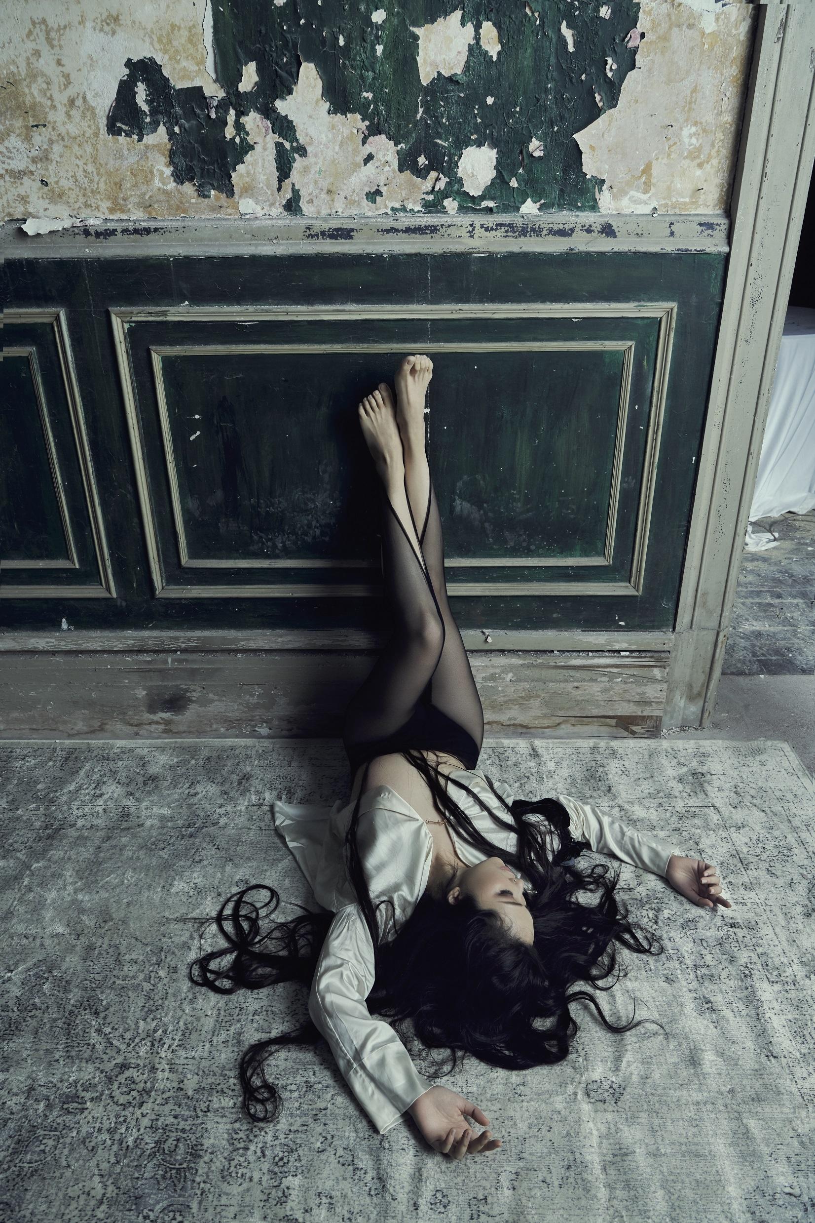 Janice罕有地以性感形象示人,只穿性感的半透絲襪躺於地上。