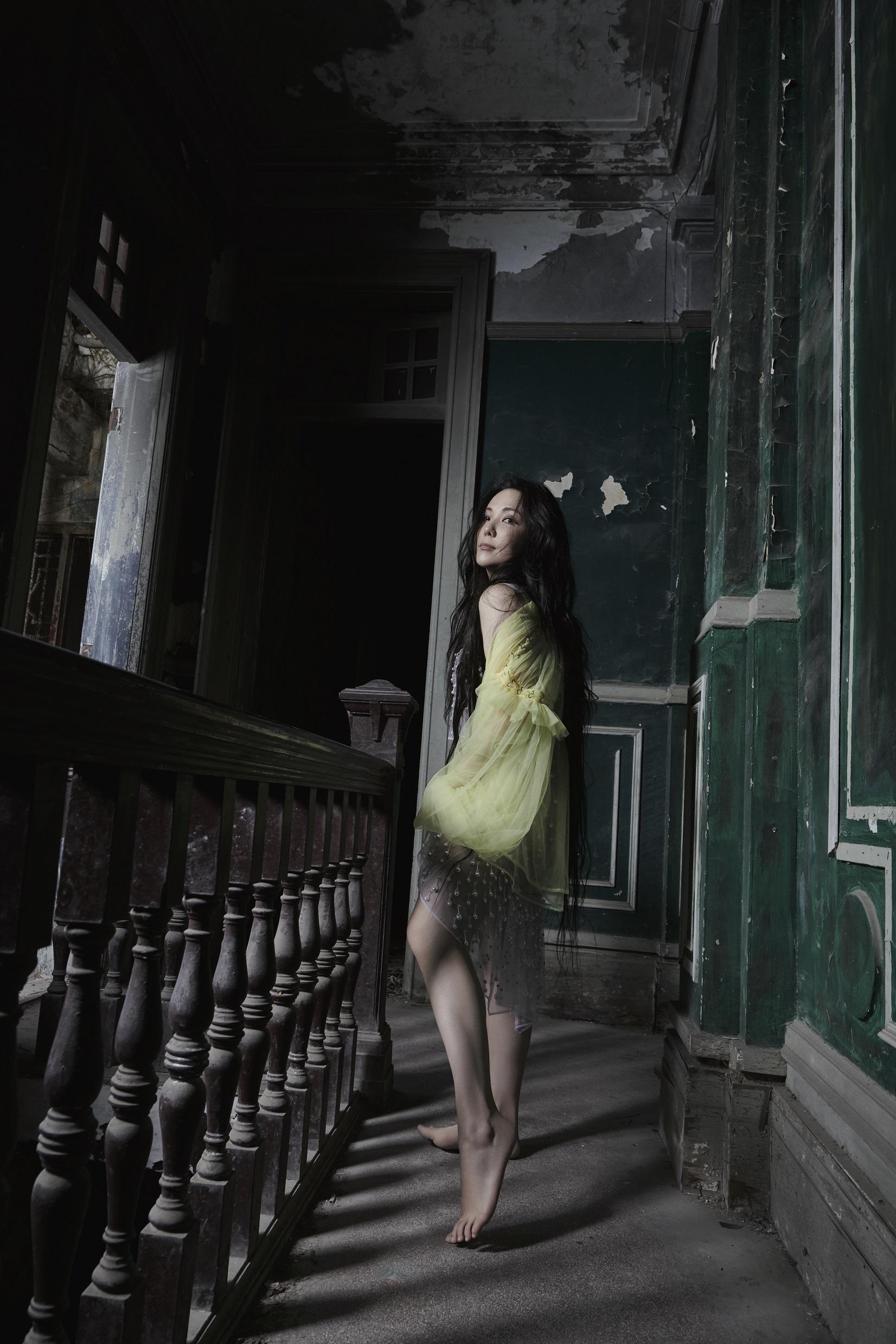 Janice罕有地以性感形象拍攝新專輯封面。