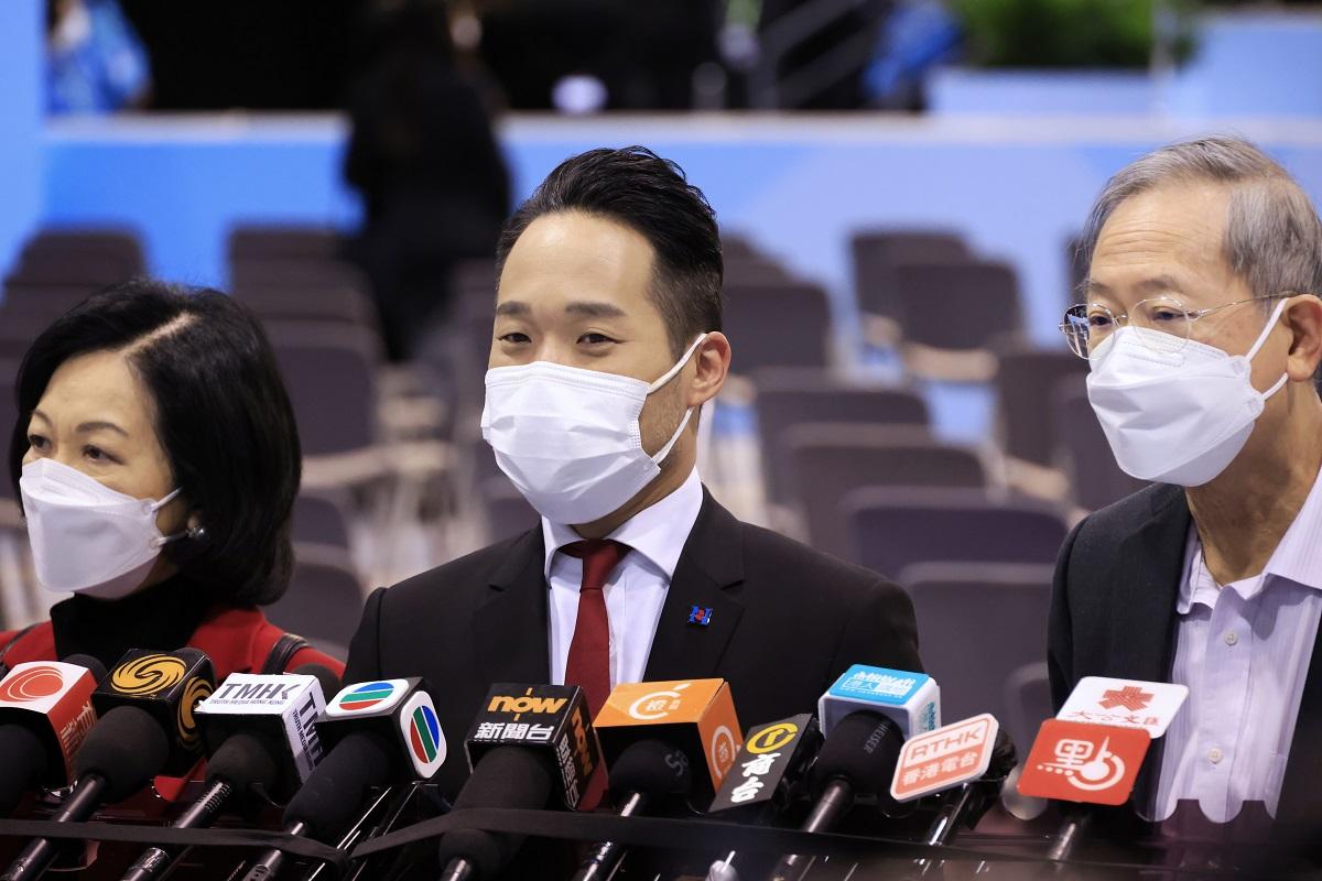 何敬康(中)稱成功當選的最大功勞來自新民黨的上下。(中通社)