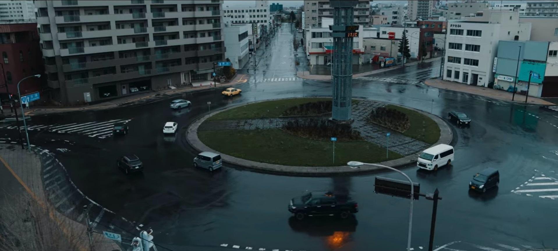 在劇中經常都會出現旋轉十字路口。