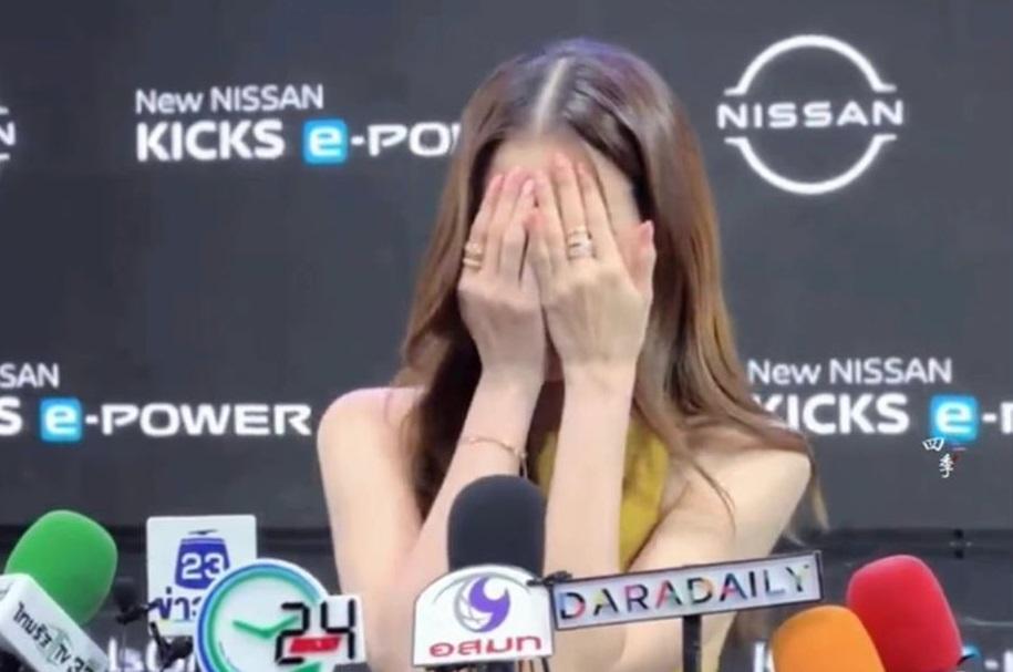 平采娜首度公開認愛,其間不禁掩面甜笑。