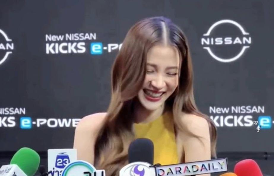 平采娜在男方公開愛的宣言後,出席活動時被問起彼此關係。