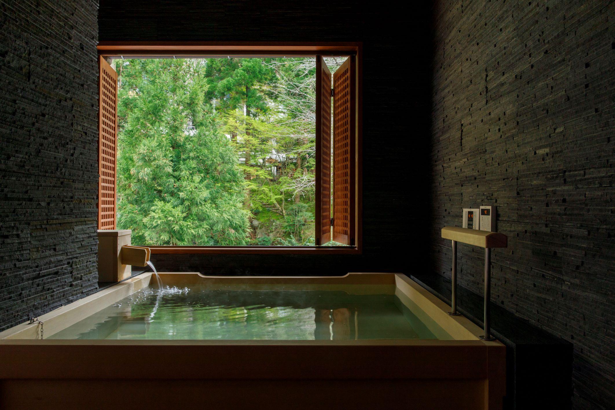 高山代溫泉「Beniya無何有」座落於被綠樹環繞的藥師山高台,以哲學家莊子的說話「虛室生白」為設計概念