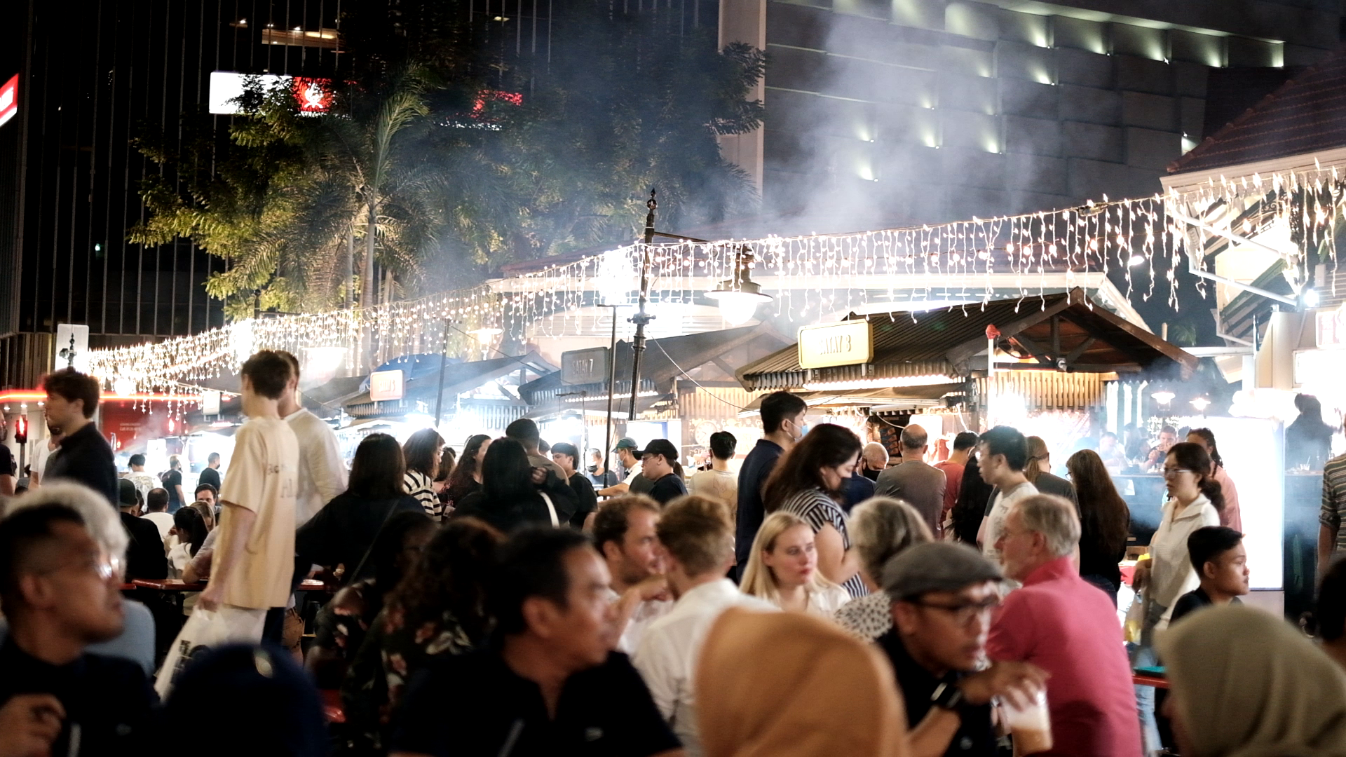 老巴剎美食廣場對出的露天沙嗲街