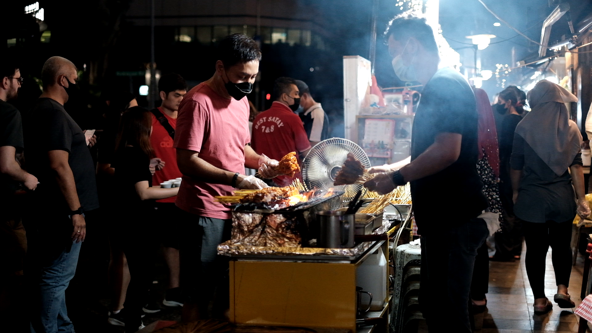 馬路旁邊盡是沙嗲串燒攤檔