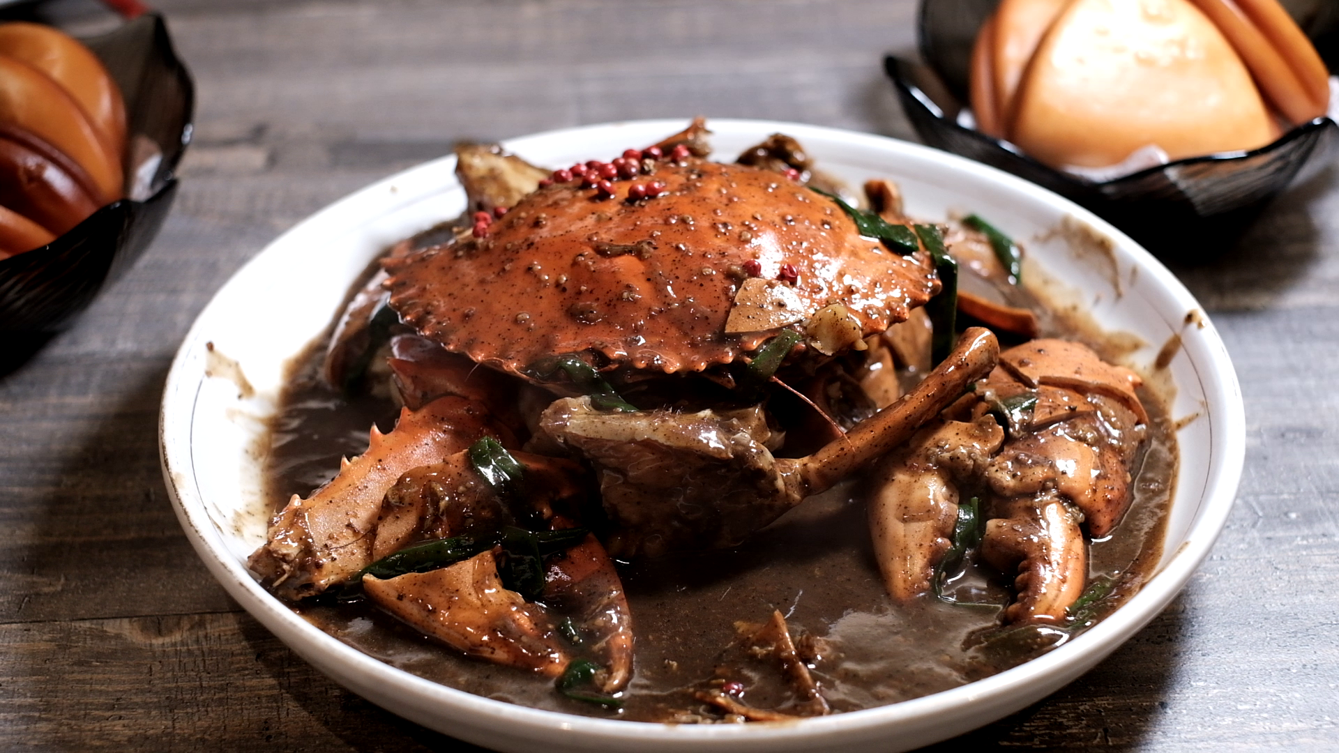 胡椒蟹特別選用斯里蘭卡新鮮肉蟹製作,隻隻都超重磅