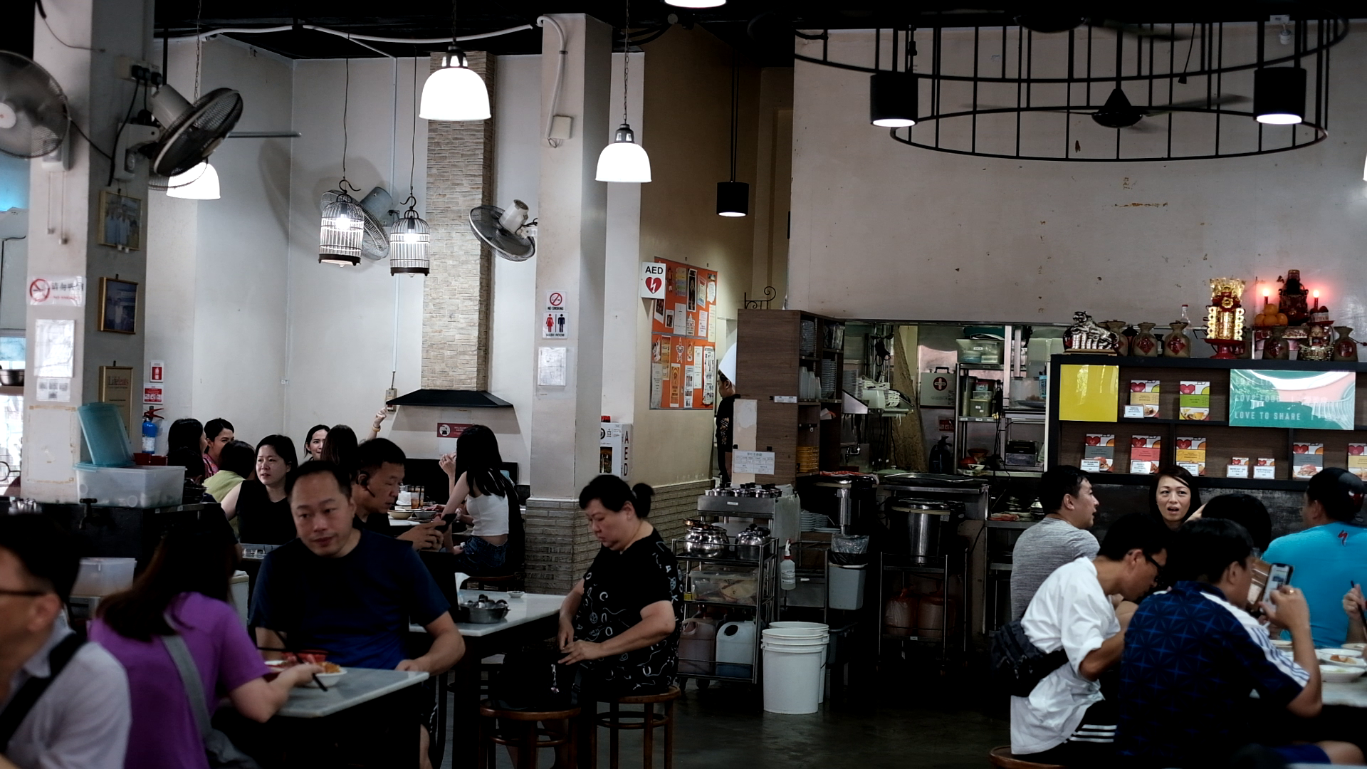 黃亞細肉骨茶在1977年創立,是當地三大肉骨茶名店之一,多年來吸引了不少名人光顧