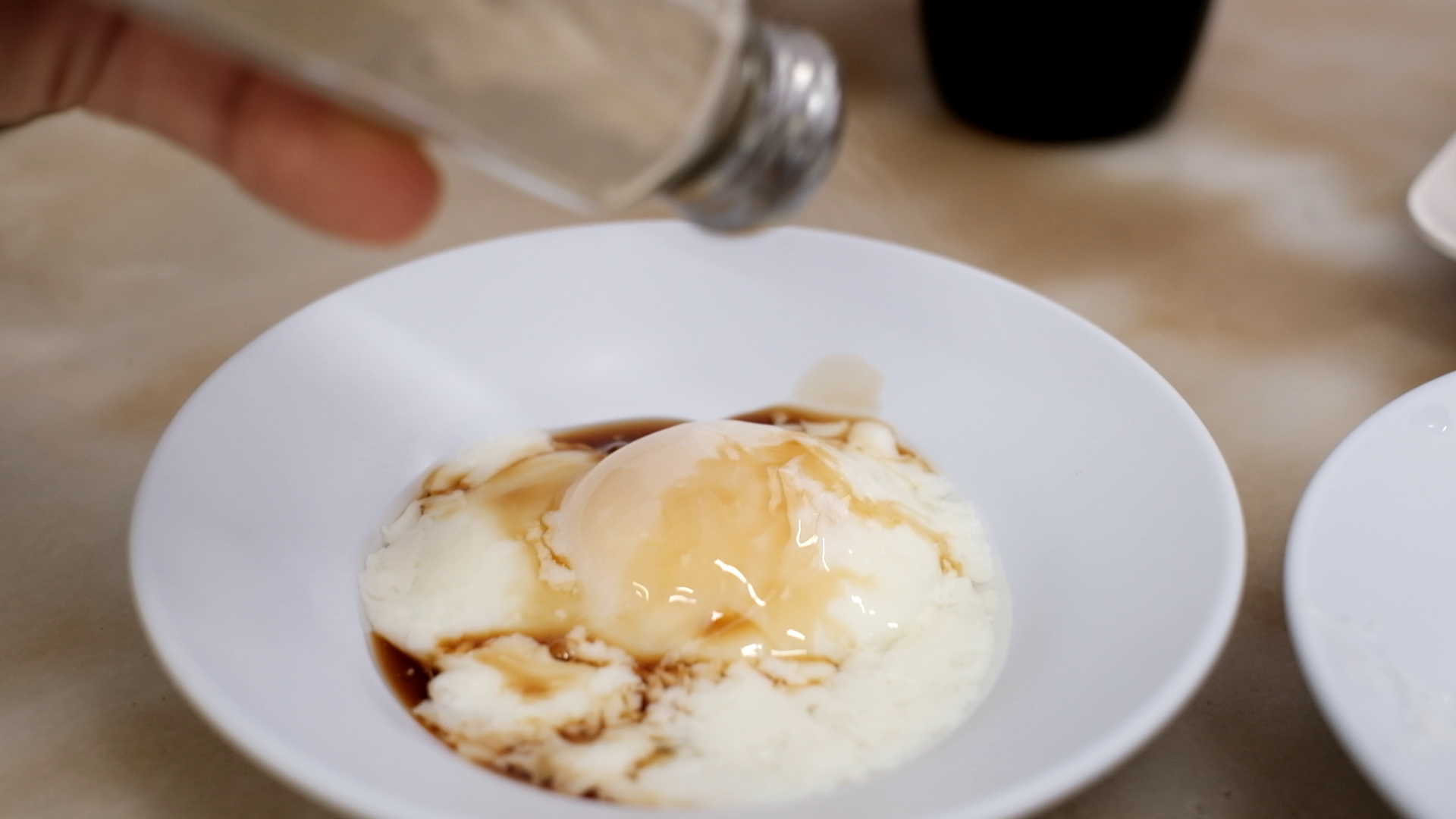 半熟蛋食法很有特色