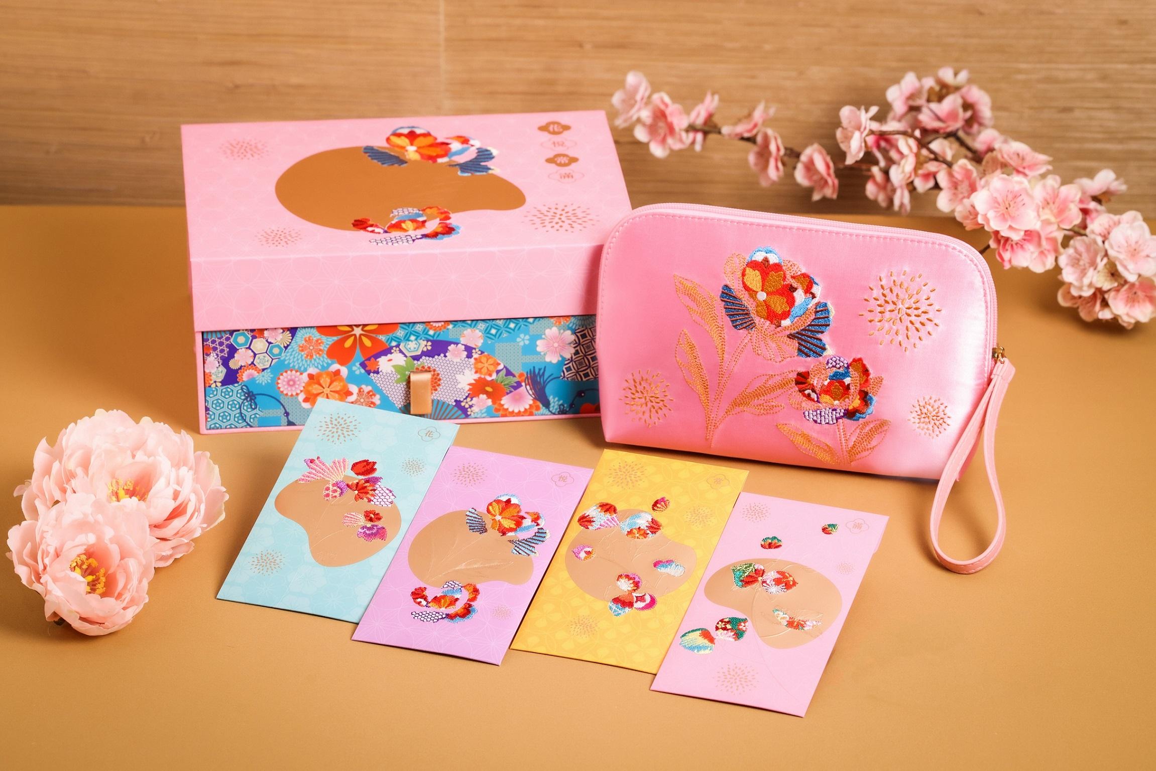 兔年商場利是封合集|東港城 X Mikiki 「花悅常滿」新春尊貴賀年禮盒,以特別加厚版手工刺繡利是封獻給摯愛,更備有紅粉緋緋刺繡利是袋。