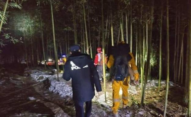 過百人上山搜救張氏母子。(互聯網)