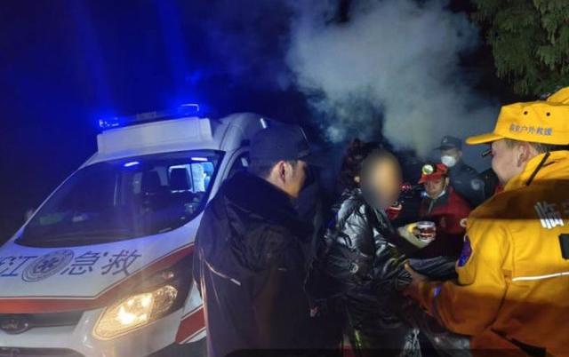 張氏母子獲救,被送落山後,由救護車送院。(互聯網)