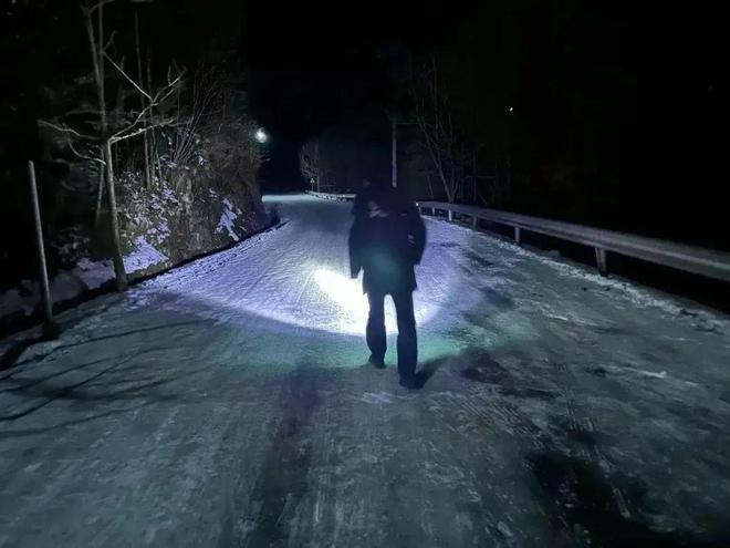 事發當晚天目山被白雪覆蓋,路滑難行。(互聯網)