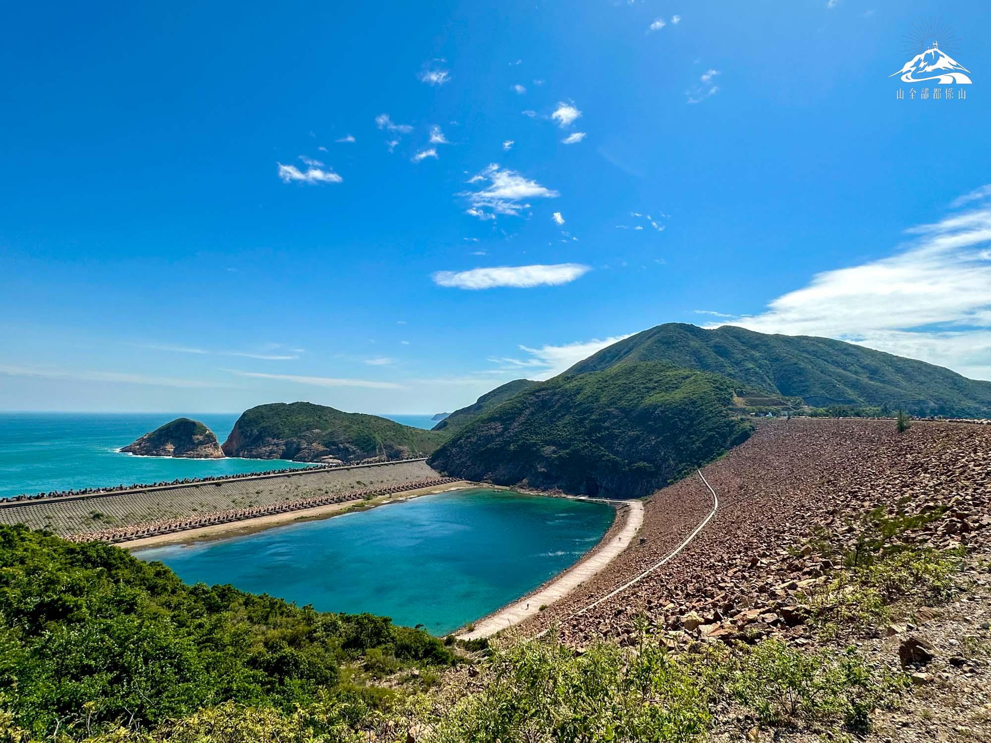 萬宜水庫東壩晴空萬里,可乘小巴或的士到訪。