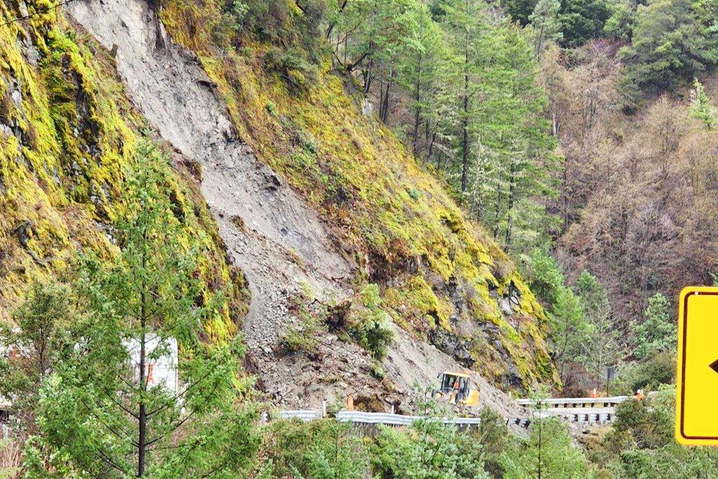 299號州公路有路段發生山泥傾瀉。(美聯社)