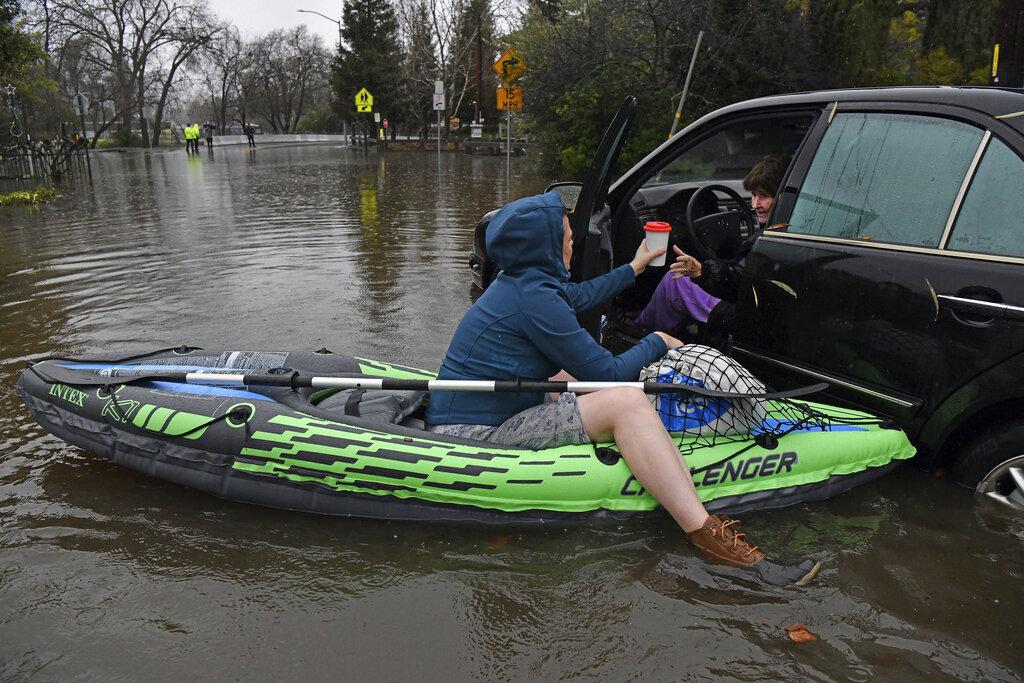 88歲居民Patsy Costello除夕在車內受困,一名護士向她派發飲料。(美聯社)
