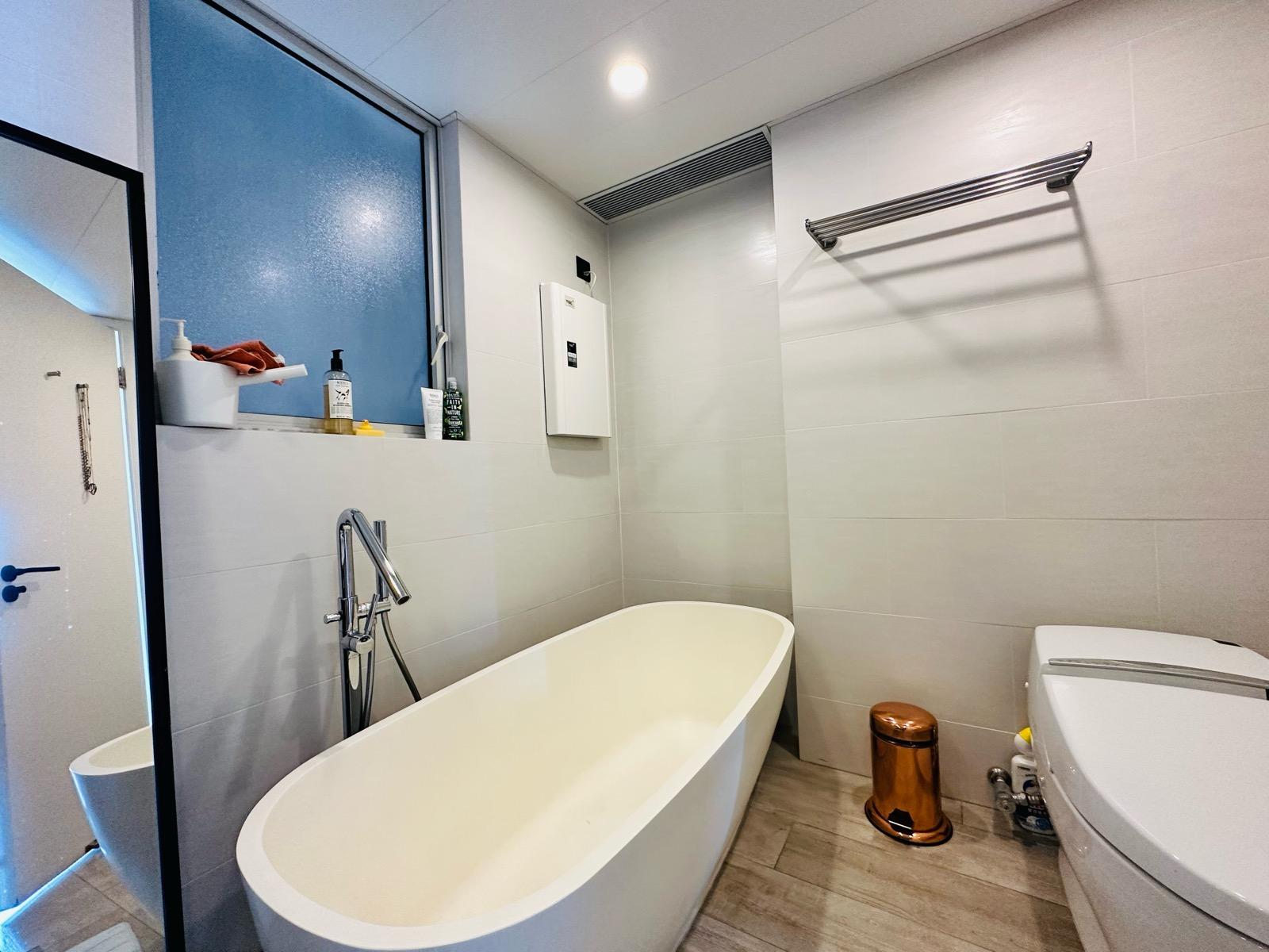 主人套房浴室配套簇新具品味,就連水喉等內部零件亦已翻新,不用擔心出現老化問題。