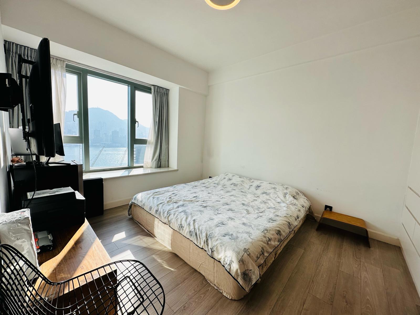 主人套房面向維港,視野開揚吸引,而且可三邊下床,活動空間充足。