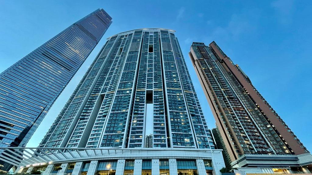 君臨天下位於港鐵九龍站上蓋,弧型的建築設計獨特吸引。