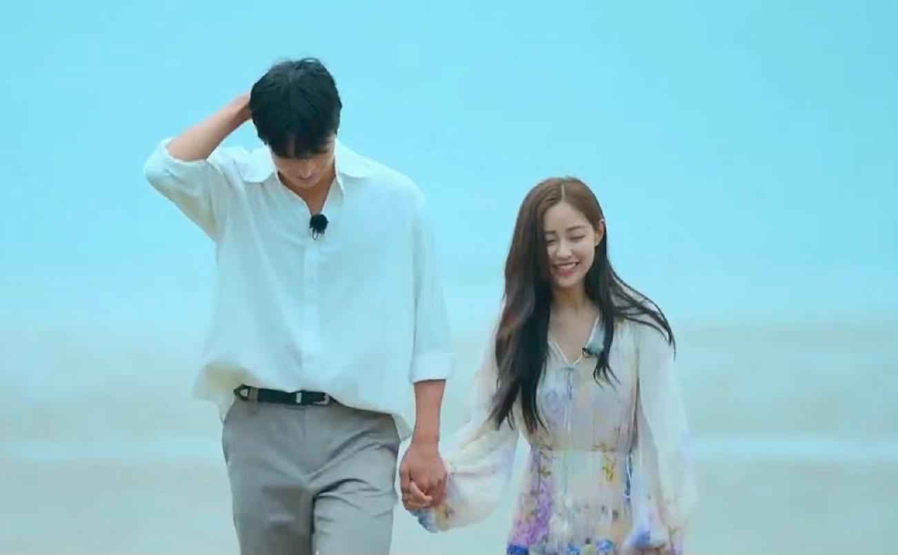 鍾宇與瑟基拖手離開地獄島。