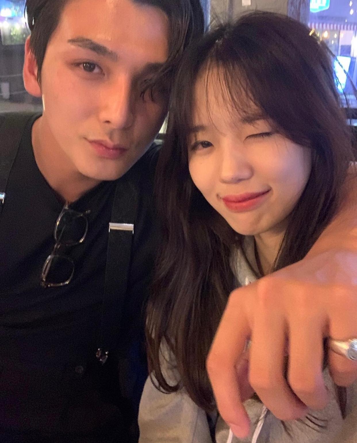 世俊分享搭着昭隸的約會照。