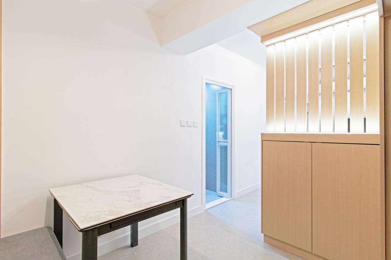 在客廳位置加裝屏風