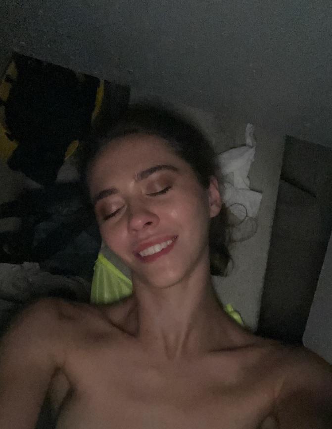 跑到熱,脫光衣服躺地降溫。(互聯網)