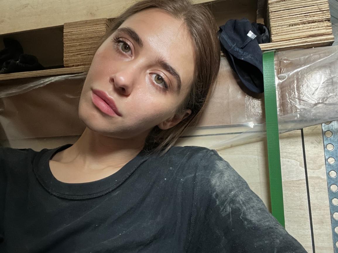 擔心被工人發現,先躲地來。(互聯網)