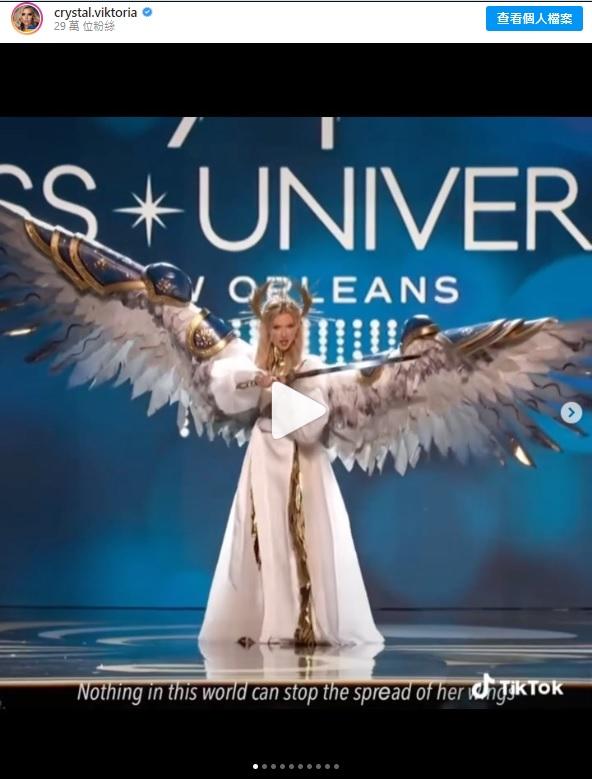 烏克蘭小姐在民族服裝環節傳達捍衛國家訊息。(互聯網)