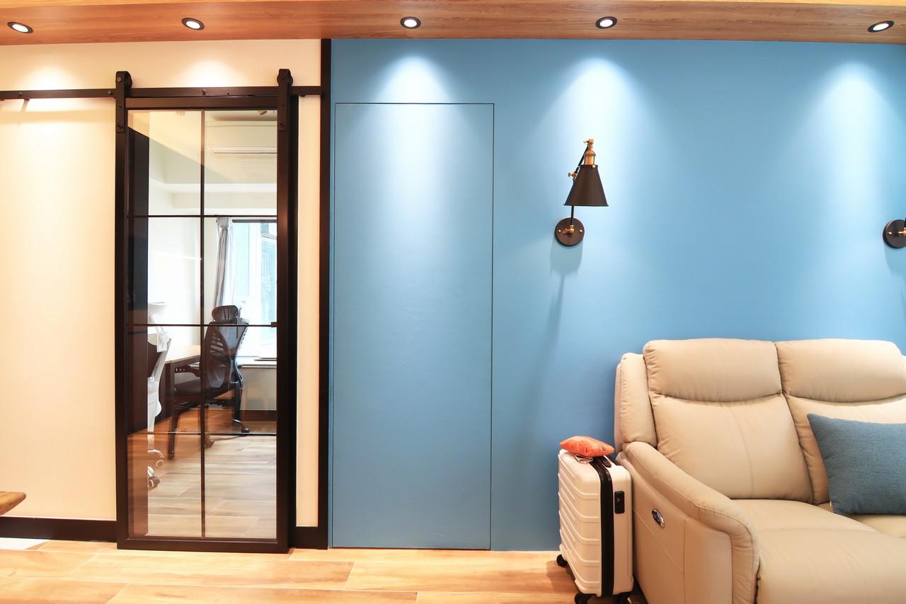 將房門變成暗門,視覺上令牆身與門融為一體