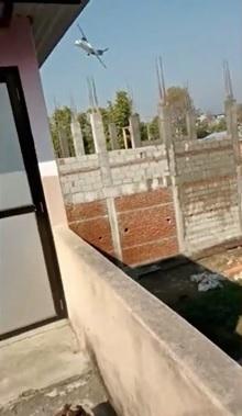 居民拍得客機墜落前低飛並急轉彎。(互聯網)