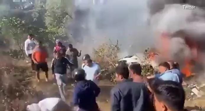 客機墜毀後起火。(互聯網)