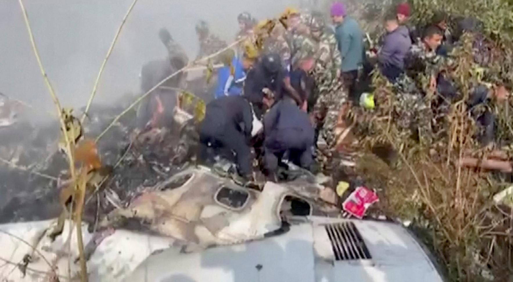 軍人加入搜救。(路透社)